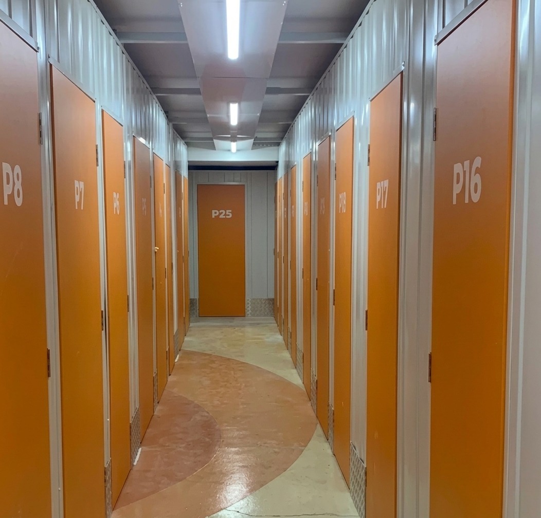 Puertas de trasteros individuales en instalaciones de Granada