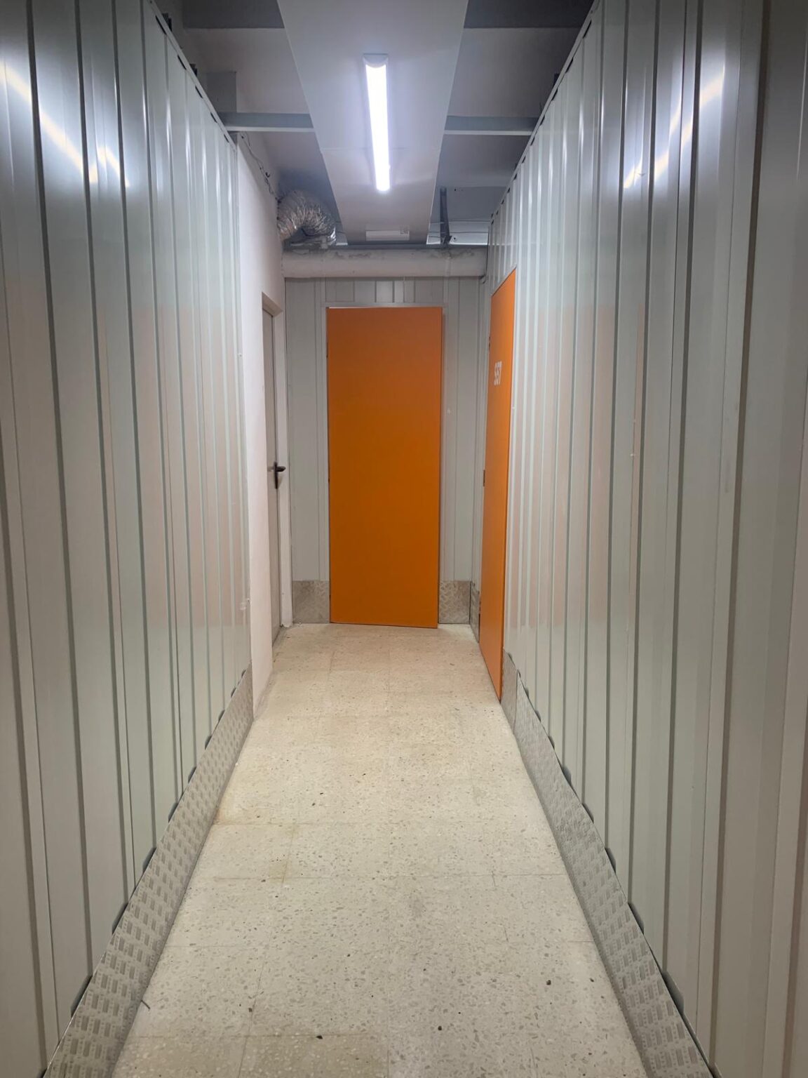 Cartel de alquiler de trasteros en Granada de la empresa Trasteros G