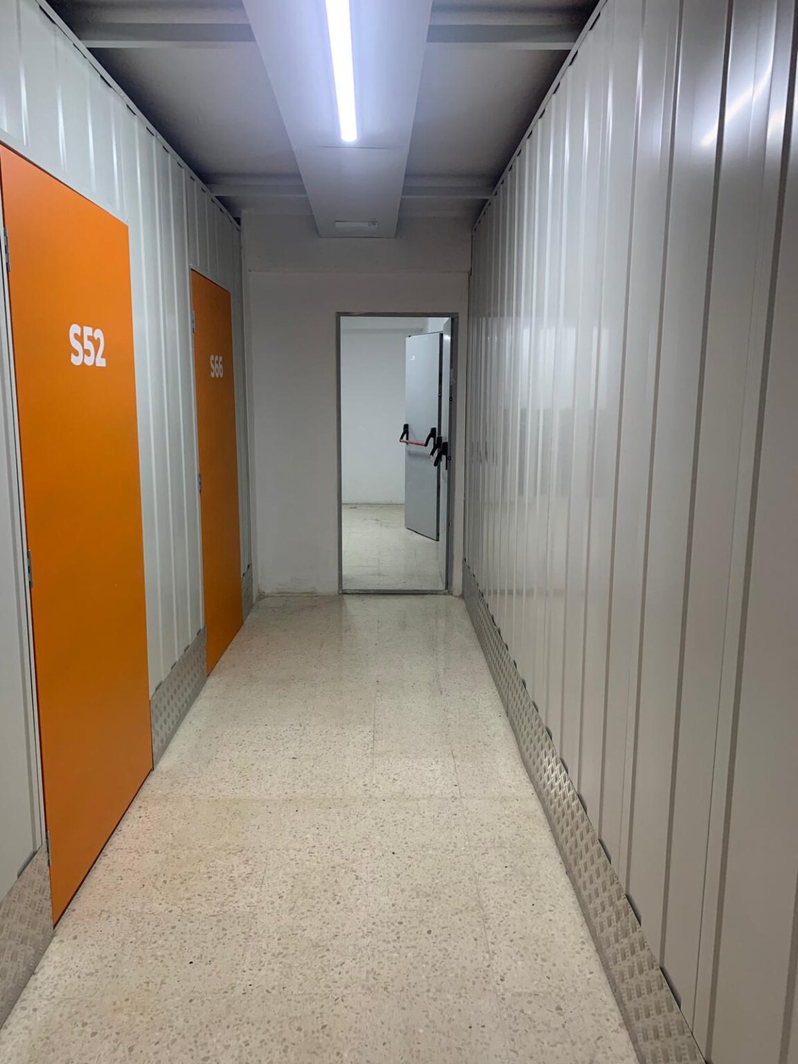 Entrada a las instalaciones de Trasteros G en Granada centro