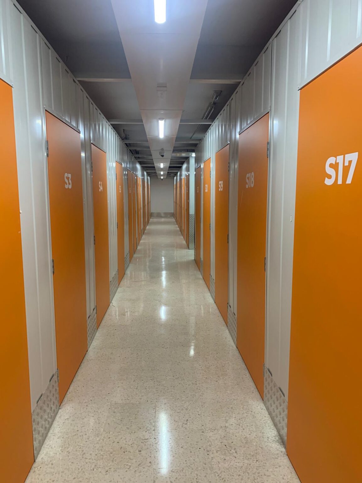 Puertas de acceso a trasteros con sistema de seguridad en Granada