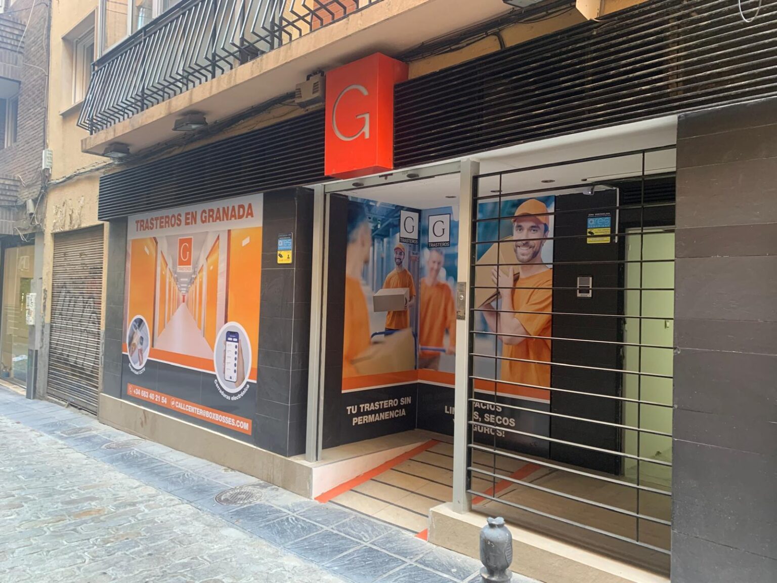 Zona interior de las instalaciones de trasteros seguros en Granada