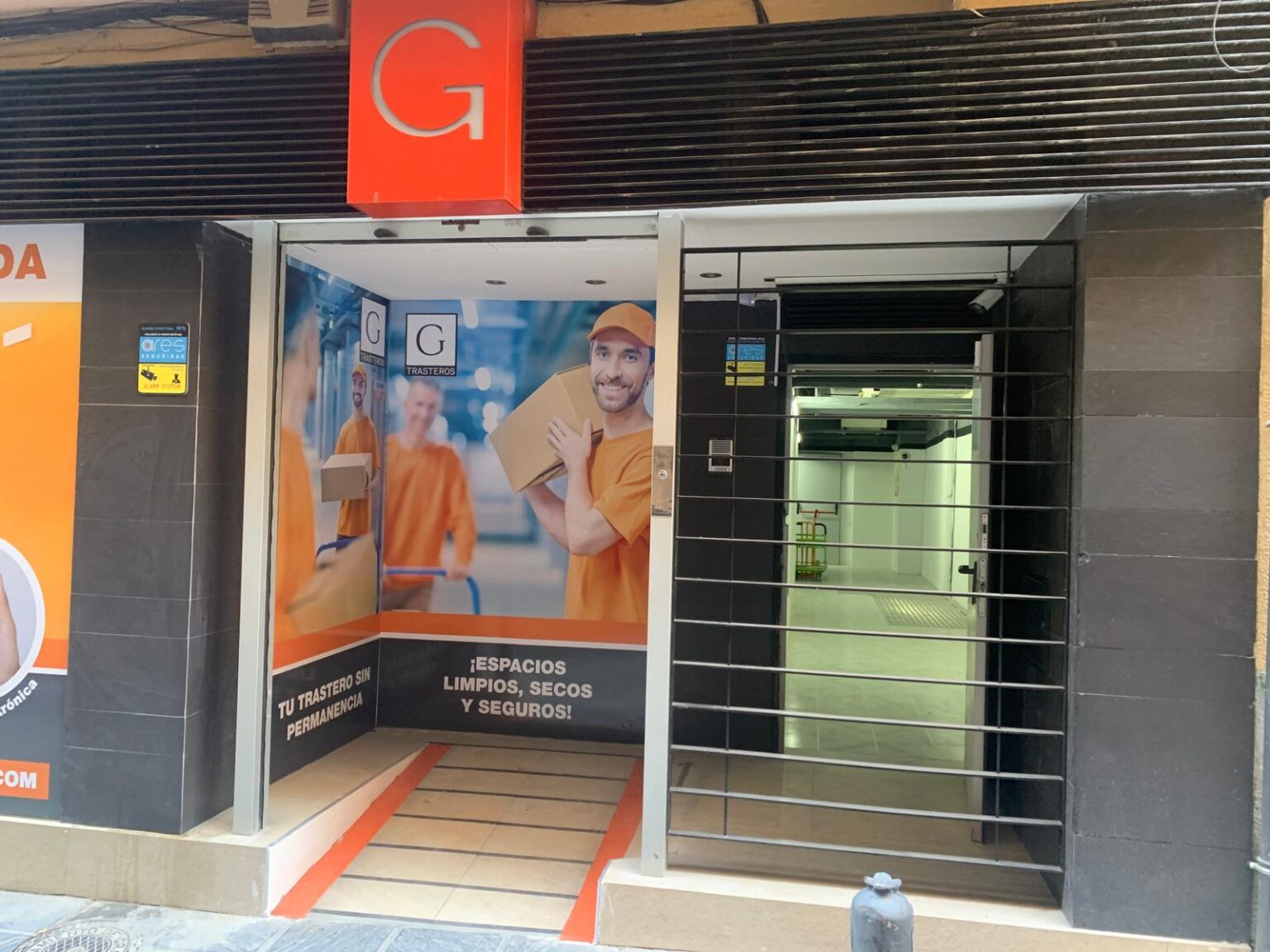 Pasillo de acceso a trasteros de alquiler en Granada centro